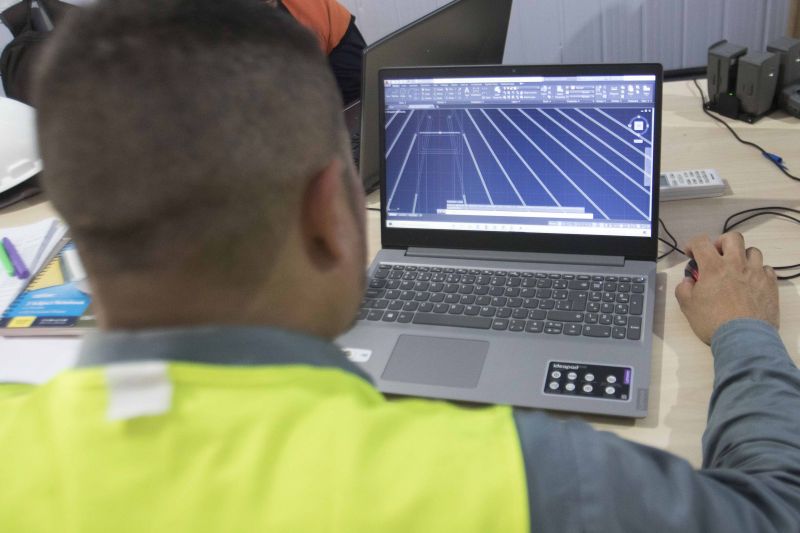 O governador Helder Barbalho visitou nesta sexta-feira (29) as obras de reabilitação dos 268 metros do vão central da ponte Rio Moju, no Complexo da Alça Viária (Região Metropolitana de Belém), e recebeu a informação da construtora responsável pelo serviço que a  ligação da ponte será feita no próximo dia 23 de dezembro, antevéspera do Natal. <div class='credito_fotos'>Foto: Pedro Guerreiro / Ag. Pará   |   <a href='/midias/2019/originais/5708_405d05de-cc2c-23cb-3118-696b5300f0ff.jpg' download><i class='fa-solid fa-download'></i> Download</a></div>