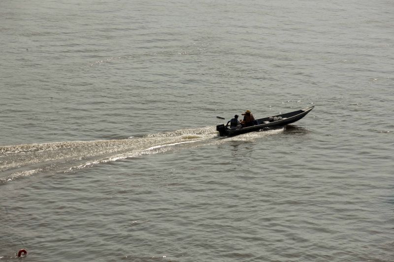 O governador Helder Barbalho visitou nesta sexta-feira (29) as obras de reabilitação dos 268 metros do vão central da ponte Rio Moju, no Complexo da Alça Viária (Região Metropolitana de Belém), e recebeu a informação da construtora responsável pelo serviço que a  ligação da ponte será feita no próximo dia 23 de dezembro, antevéspera do Natal. <div class='credito_fotos'>Foto: Pedro Guerreiro / Ag. Pará   |   <a href='/midias/2019/originais/5708_45707b59-5d43-ca54-155e-fc80ee44b10e.jpg' download><i class='fa-solid fa-download'></i> Download</a></div>