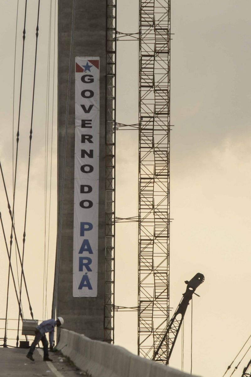 O governador Helder Barbalho visitou nesta sexta-feira (29) as obras de reabilitação dos 268 metros do vão central da ponte Rio Moju, no Complexo da Alça Viária (Região Metropolitana de Belém), e recebeu a informação da construtora responsável pelo serviço que a  ligação da ponte será feita no próximo dia 23 de dezembro, antevéspera do Natal. <div class='credito_fotos'>Foto: Pedro Guerreiro / Ag. Pará   |   <a href='/midias/2019/originais/5708_45edbb52-d7e0-6475-c659-e88a6bc9cd7a.jpg' download><i class='fa-solid fa-download'></i> Download</a></div>