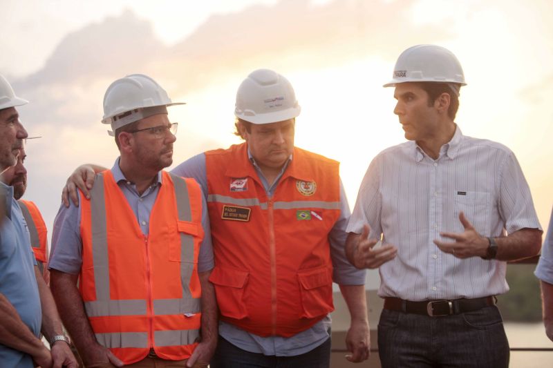 O governador Helder Barbalho visitou nesta sexta-feira (29) as obras de reabilitação dos 268 metros do vão central da ponte Rio Moju, no Complexo da Alça Viária (Região Metropolitana de Belém), e recebeu a informação da construtora responsável pelo serviço que a  ligação da ponte será feita no próximo dia 23 de dezembro, antevéspera do Natal. <div class='credito_fotos'>Foto: Pedro Guerreiro / Ag. Pará   |   <a href='/midias/2019/originais/5708_53593b4d-a245-cd4f-fdfc-2910ef441bb5.jpg' download><i class='fa-solid fa-download'></i> Download</a></div>