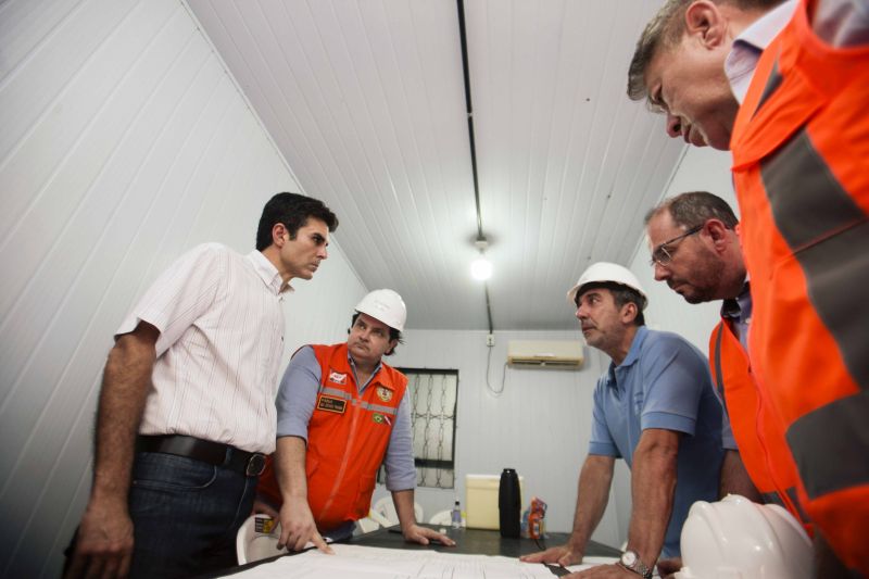 O governador Helder Barbalho visitou nesta sexta-feira (29) as obras de reabilitação dos 268 metros do vão central da ponte Rio Moju, no Complexo da Alça Viária (Região Metropolitana de Belém), e recebeu a informação da construtora responsável pelo serviço que a  ligação da ponte será feita no próximo dia 23 de dezembro, antevéspera do Natal. <div class='credito_fotos'>Foto: Pedro Guerreiro / Ag. Pará   |   <a href='/midias/2019/originais/5708_577f6b4a-2e5b-359e-e11b-23379761d7b9.jpg' download><i class='fa-solid fa-download'></i> Download</a></div>