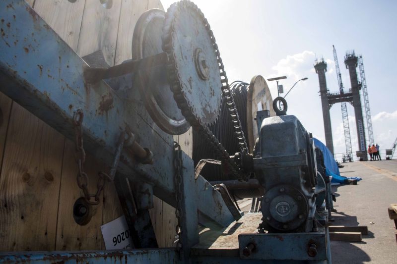 O governador Helder Barbalho visitou nesta sexta-feira (29) as obras de reabilitação dos 268 metros do vão central da ponte Rio Moju, no Complexo da Alça Viária (Região Metropolitana de Belém), e recebeu a informação da construtora responsável pelo serviço que a  ligação da ponte será feita no próximo dia 23 de dezembro, antevéspera do Natal. <div class='credito_fotos'>Foto: Pedro Guerreiro / Ag. Pará   |   <a href='/midias/2019/originais/5708_579c46a5-4849-24cb-34ec-f55c13afb97b.jpg' download><i class='fa-solid fa-download'></i> Download</a></div>