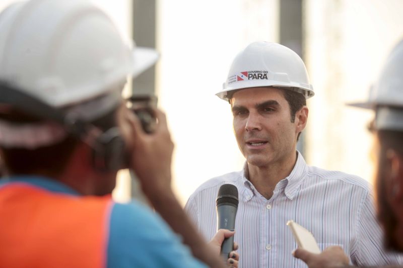 O governador Helder Barbalho visitou nesta sexta-feira (29) as obras de reabilitação dos 268 metros do vão central da ponte Rio Moju, no Complexo da Alça Viária (Região Metropolitana de Belém), e recebeu a informação da construtora responsável pelo serviço que a  ligação da ponte será feita no próximo dia 23 de dezembro, antevéspera do Natal. <div class='credito_fotos'>Foto: Pedro Guerreiro / Ag. Pará   |   <a href='/midias/2019/originais/5708_5b4e2e12-1b8e-4dcd-86fd-63dc6f544ca6.jpg' download><i class='fa-solid fa-download'></i> Download</a></div>