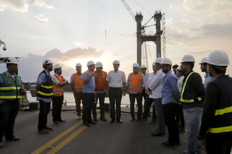 O governador Helder Barbalho visitou nesta sexta-feira (29) as obras de reabilitação dos 268 metros do vão central da ponte Rio Moju, no Complexo da Alça Viária (Região Metropolitana de Belém), e recebeu a informação da construtora responsável pelo serviço que a  ligação da ponte será feita no próximo dia 23 de dezembro, antevéspera do Natal. <div class='credito_fotos'>Foto: Pedro Guerreiro / Ag. Pará   |   <a href='/midias/2019/originais/5708_6ad64b7a-1d86-73ad-89d9-b75919a7f514.jpg' download><i class='fa-solid fa-download'></i> Download</a></div>