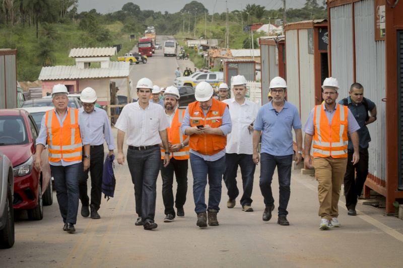 O governador Helder Barbalho visitou nesta sexta-feira (29) as obras de reabilitação dos 268 metros do vão central da ponte Rio Moju, no Complexo da Alça Viária (Região Metropolitana de Belém), e recebeu a informação da construtora responsável pelo serviço que a  ligação da ponte será feita no próximo dia 23 de dezembro, antevéspera do Natal. <div class='credito_fotos'>Foto: Pedro Guerreiro / Ag. Pará   |   <a href='/midias/2019/originais/5708_7034c997-f16f-d31b-c67b-6d0ceb7d0be8.jpg' download><i class='fa-solid fa-download'></i> Download</a></div>