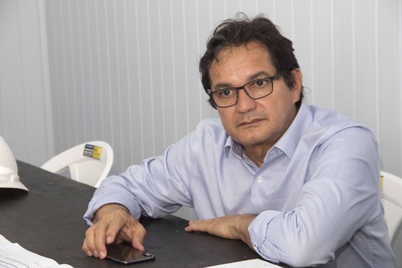 O governador Helder Barbalho visitou nesta sexta-feira (29) as obras de reabilitação dos 268 metros do vão central da ponte Rio Moju, no Complexo da Alça Viária (Região Metropolitana de Belém), e recebeu a informação da construtora responsável pelo serviço que a  ligação da ponte será feita no próximo dia 23 de dezembro, antevéspera do Natal. <div class='credito_fotos'>Foto: Pedro Guerreiro / Ag. Pará   |   <a href='/midias/2019/originais/5708_7054a885-d862-6d2a-ed76-c2ca3df80f1c.jpg' download><i class='fa-solid fa-download'></i> Download</a></div>