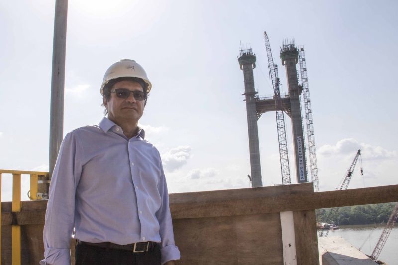 O governador Helder Barbalho visitou nesta sexta-feira (29) as obras de reabilitação dos 268 metros do vão central da ponte Rio Moju, no Complexo da Alça Viária (Região Metropolitana de Belém), e recebeu a informação da construtora responsável pelo serviço que a  ligação da ponte será feita no próximo dia 23 de dezembro, antevéspera do Natal. <div class='credito_fotos'>Foto: Pedro Guerreiro / Ag. Pará   |   <a href='/midias/2019/originais/5708_7350d5b1-72d9-e30f-21a6-0d4fc253e1e3.jpg' download><i class='fa-solid fa-download'></i> Download</a></div>