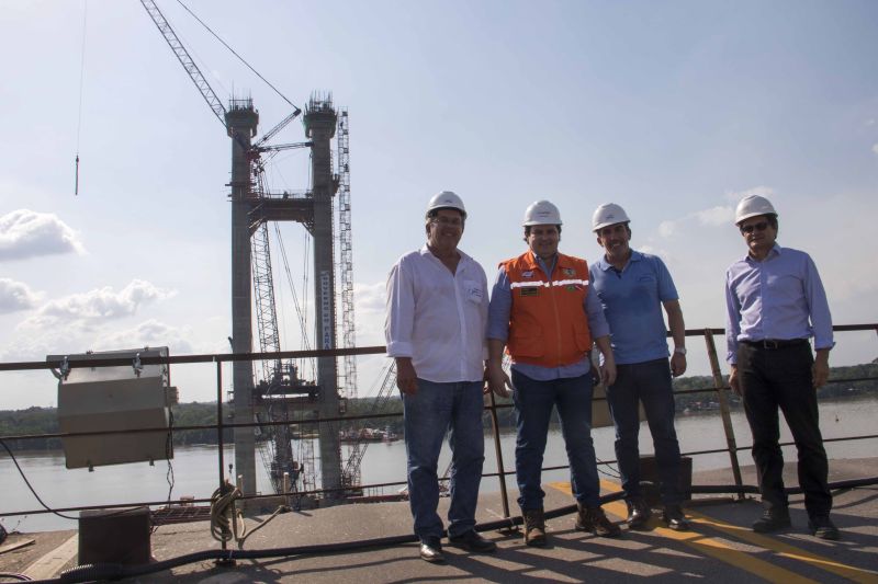 O governador Helder Barbalho visitou nesta sexta-feira (29) as obras de reabilitação dos 268 metros do vão central da ponte Rio Moju, no Complexo da Alça Viária (Região Metropolitana de Belém), e recebeu a informação da construtora responsável pelo serviço que a  ligação da ponte será feita no próximo dia 23 de dezembro, antevéspera do Natal. <div class='credito_fotos'>Foto: Pedro Guerreiro / Ag. Pará   |   <a href='/midias/2019/originais/5708_7903b7f4-d762-e490-2955-59b29c976b8d.jpg' download><i class='fa-solid fa-download'></i> Download</a></div>