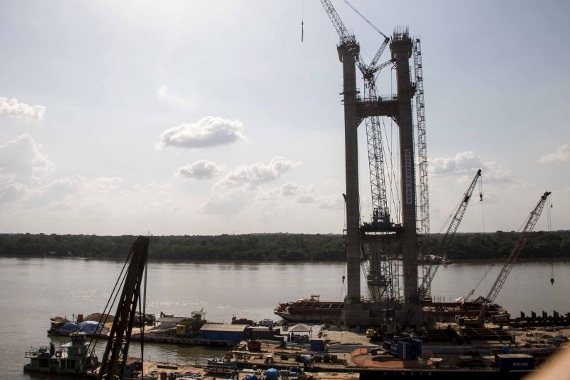 O governador Helder Barbalho visitou nesta sexta-feira (29) as obras de reabilitação dos 268 metros do vão central da ponte Rio Moju, no Complexo da Alça Viária (Região Metropolitana de Belém), e recebeu a informação da construtora responsável pelo serviço que a  ligação da ponte será feita no próximo dia 23 de dezembro, antevéspera do Natal. <div class='credito_fotos'>Foto: Pedro Guerreiro / Ag. Pará   |   <a href='/midias/2019/originais/5708_791e2c7c-0de6-0400-14a5-cb12f1211526.jpg' download><i class='fa-solid fa-download'></i> Download</a></div>