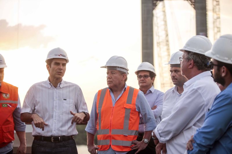 O governador Helder Barbalho visitou nesta sexta-feira (29) as obras de reabilitação dos 268 metros do vão central da ponte Rio Moju, no Complexo da Alça Viária (Região Metropolitana de Belém), e recebeu a informação da construtora responsável pelo serviço que a  ligação da ponte será feita no próximo dia 23 de dezembro, antevéspera do Natal. <div class='credito_fotos'>Foto: Pedro Guerreiro / Ag. Pará   |   <a href='/midias/2019/originais/5708_7ce3fc64-a75a-e0e5-908f-975dbdc2fcd4.jpg' download><i class='fa-solid fa-download'></i> Download</a></div>