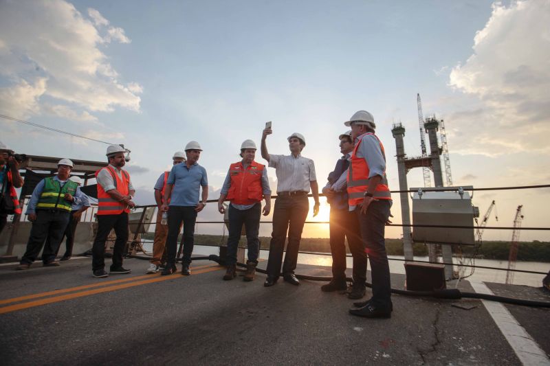 O governador Helder Barbalho visitou nesta sexta-feira (29) as obras de reabilitação dos 268 metros do vão central da ponte Rio Moju, no Complexo da Alça Viária (Região Metropolitana de Belém), e recebeu a informação da construtora responsável pelo serviço que a  ligação da ponte será feita no próximo dia 23 de dezembro, antevéspera do Natal. <div class='credito_fotos'>Foto: Pedro Guerreiro / Ag. Pará   |   <a href='/midias/2019/originais/5708_7d3894e3-99aa-2d65-9f36-90c2fd822f4a.jpg' download><i class='fa-solid fa-download'></i> Download</a></div>
