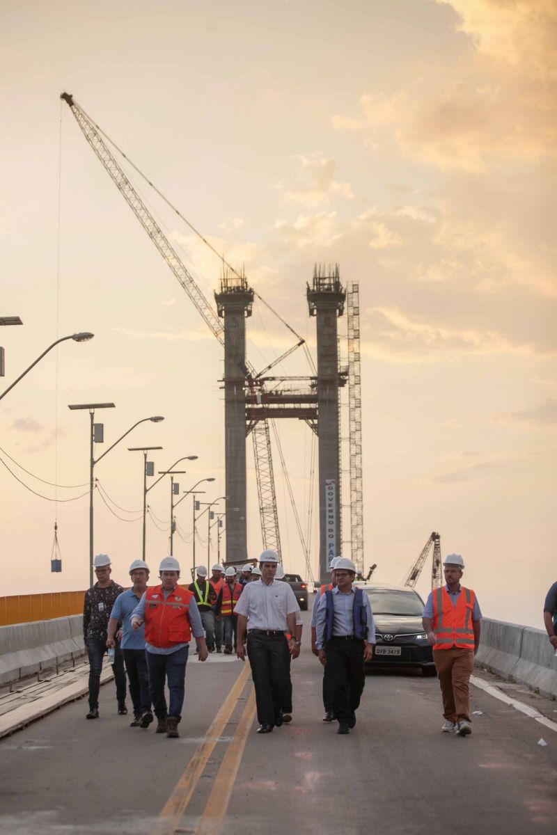 O governador Helder Barbalho visitou nesta sexta-feira (29) as obras de reabilitação dos 268 metros do vão central da ponte Rio Moju, no Complexo da Alça Viária (Região Metropolitana de Belém), e recebeu a informação da construtora responsável pelo serviço que a  ligação da ponte será feita no próximo dia 23 de dezembro, antevéspera do Natal. <div class='credito_fotos'>Foto: Pedro Guerreiro / Ag. Pará   |   <a href='/midias/2019/originais/5708_8a1089d7-dbe8-ee8d-31c7-523d190e35f7.jpg' download><i class='fa-solid fa-download'></i> Download</a></div>