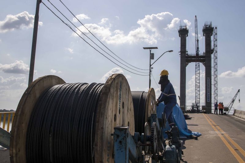 O governador Helder Barbalho visitou nesta sexta-feira (29) as obras de reabilitação dos 268 metros do vão central da ponte Rio Moju, no Complexo da Alça Viária (Região Metropolitana de Belém), e recebeu a informação da construtora responsável pelo serviço que a  ligação da ponte será feita no próximo dia 23 de dezembro, antevéspera do Natal. <div class='credito_fotos'>Foto: Pedro Guerreiro / Ag. Pará   |   <a href='/midias/2019/originais/5708_8c0e6a25-4ad2-95ff-c95f-bd99dacacaad.jpg' download><i class='fa-solid fa-download'></i> Download</a></div>