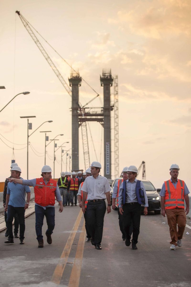 O governador Helder Barbalho visitou nesta sexta-feira (29) as obras de reabilitação dos 268 metros do vão central da ponte Rio Moju, no Complexo da Alça Viária (Região Metropolitana de Belém), e recebeu a informação da construtora responsável pelo serviço que a  ligação da ponte será feita no próximo dia 23 de dezembro, antevéspera do Natal. <div class='credito_fotos'>Foto: Pedro Guerreiro / Ag. Pará   |   <a href='/midias/2019/originais/5708_8ddd62b1-f627-54d5-29b7-015acac8d39e.jpg' download><i class='fa-solid fa-download'></i> Download</a></div>