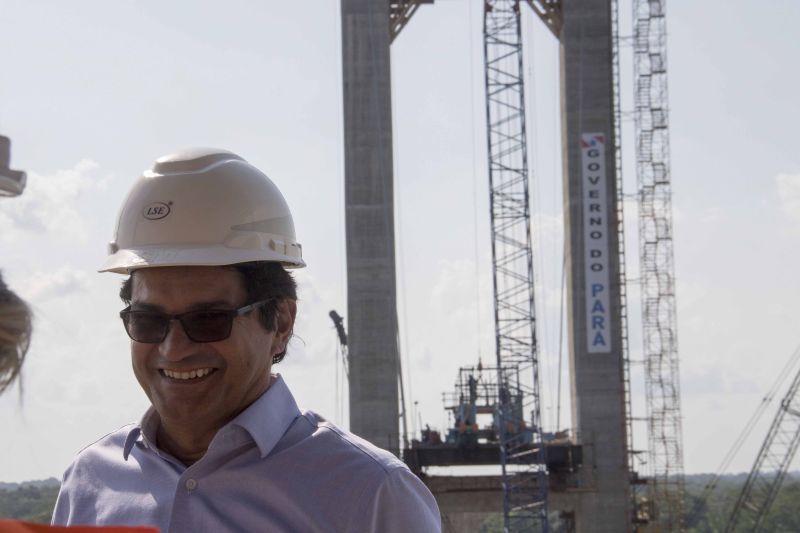 O governador Helder Barbalho visitou nesta sexta-feira (29) as obras de reabilitação dos 268 metros do vão central da ponte Rio Moju, no Complexo da Alça Viária (Região Metropolitana de Belém), e recebeu a informação da construtora responsável pelo serviço que a  ligação da ponte será feita no próximo dia 23 de dezembro, antevéspera do Natal. <div class='credito_fotos'>Foto: Pedro Guerreiro / Ag. Pará   |   <a href='/midias/2019/originais/5708_8fafce82-b323-41de-7f8c-460c176dd2cc.jpg' download><i class='fa-solid fa-download'></i> Download</a></div>