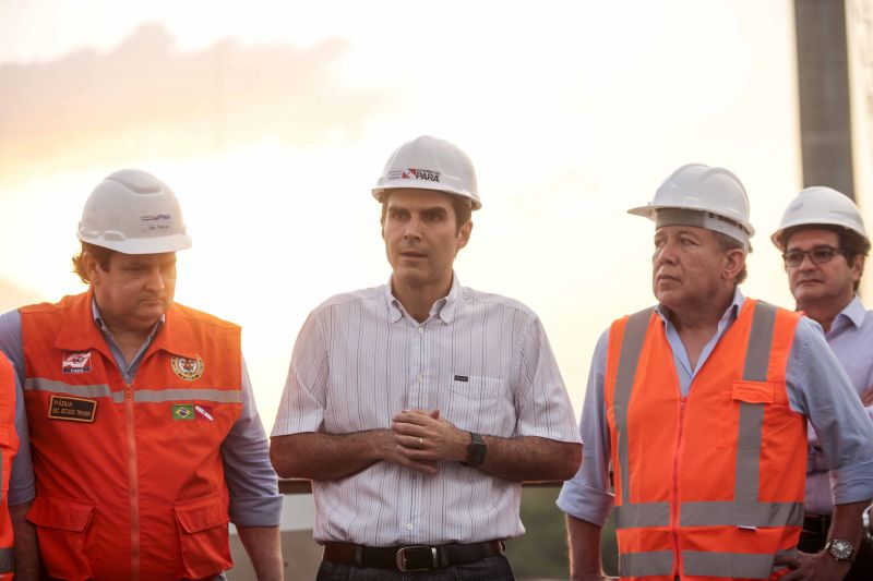O governador Helder Barbalho visitou nesta sexta-feira (29) as obras de reabilitação dos 268 metros do vão central da ponte Rio Moju, no Complexo da Alça Viária (Região Metropolitana de Belém), e recebeu a informação da construtora responsável pelo serviço que a  ligação da ponte será feita no próximo dia 23 de dezembro, antevéspera do Natal. <div class='credito_fotos'>Foto: Pedro Guerreiro / Ag. Pará   |   <a href='/midias/2019/originais/5708_98aa8905-879f-a454-a31e-e865a08a3a52.jpg' download><i class='fa-solid fa-download'></i> Download</a></div>
