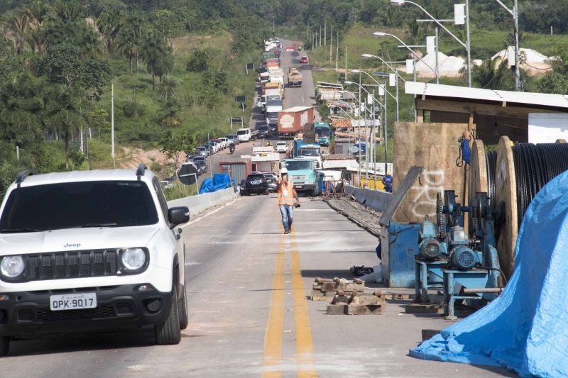 O governador Helder Barbalho visitou nesta sexta-feira (29) as obras de reabilitação dos 268 metros do vão central da ponte Rio Moju, no Complexo da Alça Viária (Região Metropolitana de Belém), e recebeu a informação da construtora responsável pelo serviço que a  ligação da ponte será feita no próximo dia 23 de dezembro, antevéspera do Natal. <div class='credito_fotos'>Foto: Pedro Guerreiro / Ag. Pará   |   <a href='/midias/2019/originais/5708_9a188e91-ed37-ca7f-22c5-098970337c0c.jpg' download><i class='fa-solid fa-download'></i> Download</a></div>