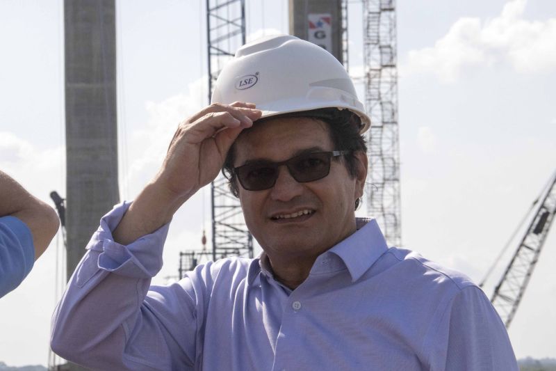 O governador Helder Barbalho visitou nesta sexta-feira (29) as obras de reabilitação dos 268 metros do vão central da ponte Rio Moju, no Complexo da Alça Viária (Região Metropolitana de Belém), e recebeu a informação da construtora responsável pelo serviço que a  ligação da ponte será feita no próximo dia 23 de dezembro, antevéspera do Natal. <div class='credito_fotos'>Foto: Pedro Guerreiro / Ag. Pará   |   <a href='/midias/2019/originais/5708_a072ed0c-4ada-c1af-6c93-c84d3920d2c2.jpg' download><i class='fa-solid fa-download'></i> Download</a></div>