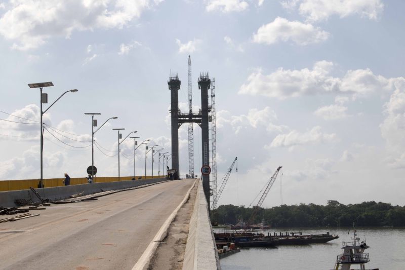 O governador Helder Barbalho visitou nesta sexta-feira (29) as obras de reabilitação dos 268 metros do vão central da ponte Rio Moju, no Complexo da Alça Viária (Região Metropolitana de Belém), e recebeu a informação da construtora responsável pelo serviço que a  ligação da ponte será feita no próximo dia 23 de dezembro, antevéspera do Natal. <div class='credito_fotos'>Foto: Pedro Guerreiro / Ag. Pará   |   <a href='/midias/2019/originais/5708_a96f77fa-7d24-613e-1696-efa8e3bcae02.jpg' download><i class='fa-solid fa-download'></i> Download</a></div>