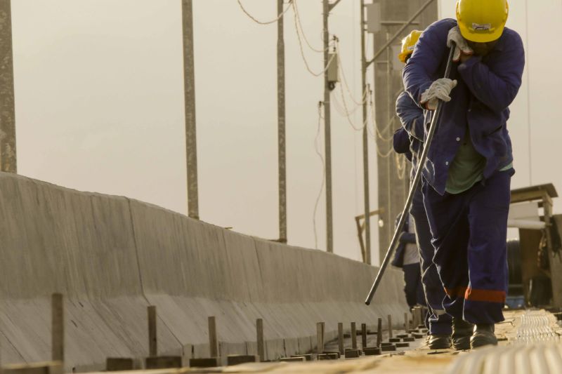 O governador Helder Barbalho visitou nesta sexta-feira (29) as obras de reabilitação dos 268 metros do vão central da ponte Rio Moju, no Complexo da Alça Viária (Região Metropolitana de Belém), e recebeu a informação da construtora responsável pelo serviço que a  ligação da ponte será feita no próximo dia 23 de dezembro, antevéspera do Natal. <div class='credito_fotos'>Foto: Pedro Guerreiro / Ag. Pará   |   <a href='/midias/2019/originais/5708_aa58ed5d-3593-1ddc-26e2-4cee06ad9400.jpg' download><i class='fa-solid fa-download'></i> Download</a></div>