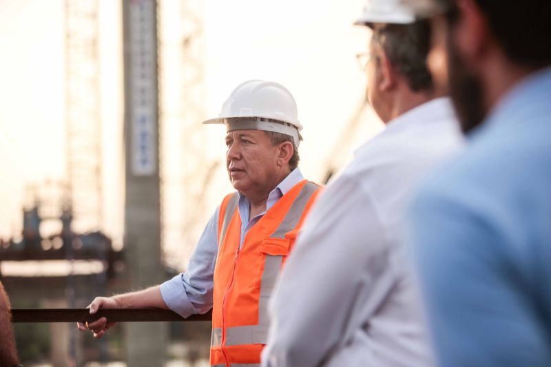 O governador Helder Barbalho visitou nesta sexta-feira (29) as obras de reabilitação dos 268 metros do vão central da ponte Rio Moju, no Complexo da Alça Viária (Região Metropolitana de Belém), e recebeu a informação da construtora responsável pelo serviço que a  ligação da ponte será feita no próximo dia 23 de dezembro, antevéspera do Natal. <div class='credito_fotos'>Foto: Pedro Guerreiro / Ag. Pará   |   <a href='/midias/2019/originais/5708_b7accecf-eb12-b395-ec87-f9c38e9056a1.jpg' download><i class='fa-solid fa-download'></i> Download</a></div>