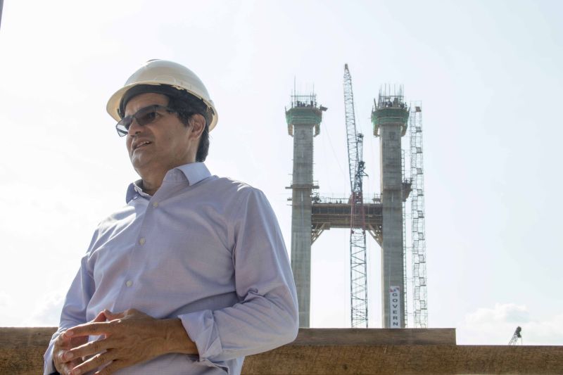 O governador Helder Barbalho visitou nesta sexta-feira (29) as obras de reabilitação dos 268 metros do vão central da ponte Rio Moju, no Complexo da Alça Viária (Região Metropolitana de Belém), e recebeu a informação da construtora responsável pelo serviço que a  ligação da ponte será feita no próximo dia 23 de dezembro, antevéspera do Natal. <div class='credito_fotos'>Foto: Pedro Guerreiro / Ag. Pará   |   <a href='/midias/2019/originais/5708_bdd0eeb6-2644-81b1-2176-99dfbe49f431.jpg' download><i class='fa-solid fa-download'></i> Download</a></div>