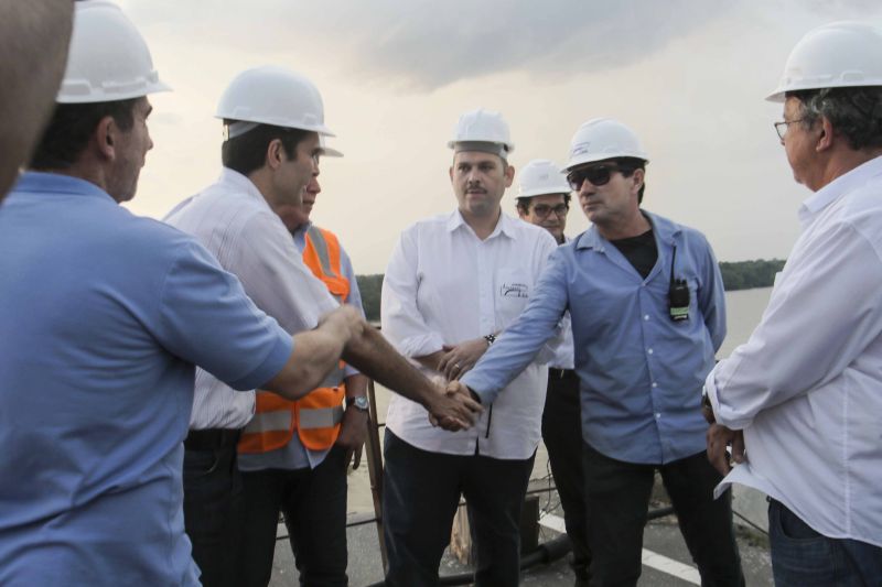 O governador Helder Barbalho visitou nesta sexta-feira (29) as obras de reabilitação dos 268 metros do vão central da ponte Rio Moju, no Complexo da Alça Viária (Região Metropolitana de Belém), e recebeu a informação da construtora responsável pelo serviço que a  ligação da ponte será feita no próximo dia 23 de dezembro, antevéspera do Natal. <div class='credito_fotos'>Foto: Pedro Guerreiro / Ag. Pará   |   <a href='/midias/2019/originais/5708_bf8a2a5f-d1e3-20cc-28a7-b1d634b49498.jpg' download><i class='fa-solid fa-download'></i> Download</a></div>