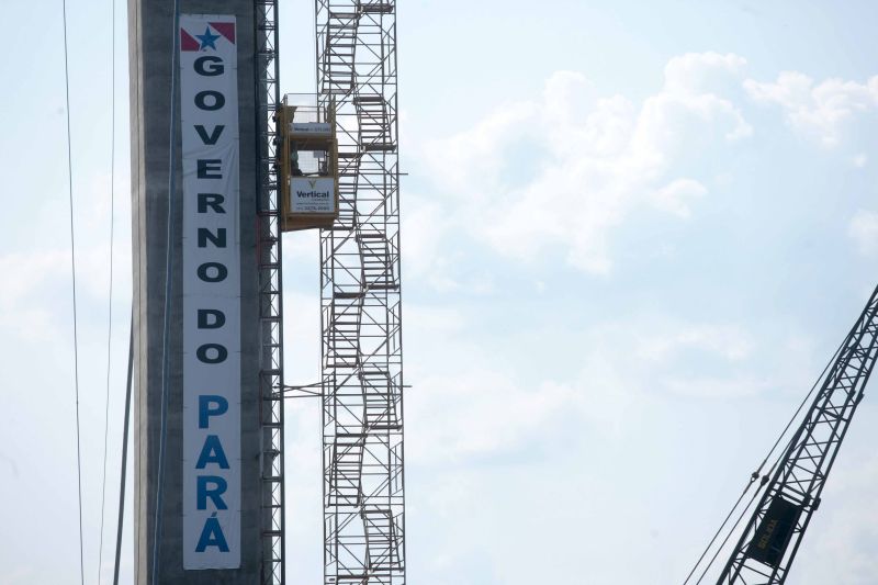 O governador Helder Barbalho visitou nesta sexta-feira (29) as obras de reabilitação dos 268 metros do vão central da ponte Rio Moju, no Complexo da Alça Viária (Região Metropolitana de Belém), e recebeu a informação da construtora responsável pelo serviço que a  ligação da ponte será feita no próximo dia 23 de dezembro, antevéspera do Natal. <div class='credito_fotos'>Foto: Pedro Guerreiro / Ag. Pará   |   <a href='/midias/2019/originais/5708_c6dd3be8-b444-90b8-cde8-f633810a81bf.jpg' download><i class='fa-solid fa-download'></i> Download</a></div>