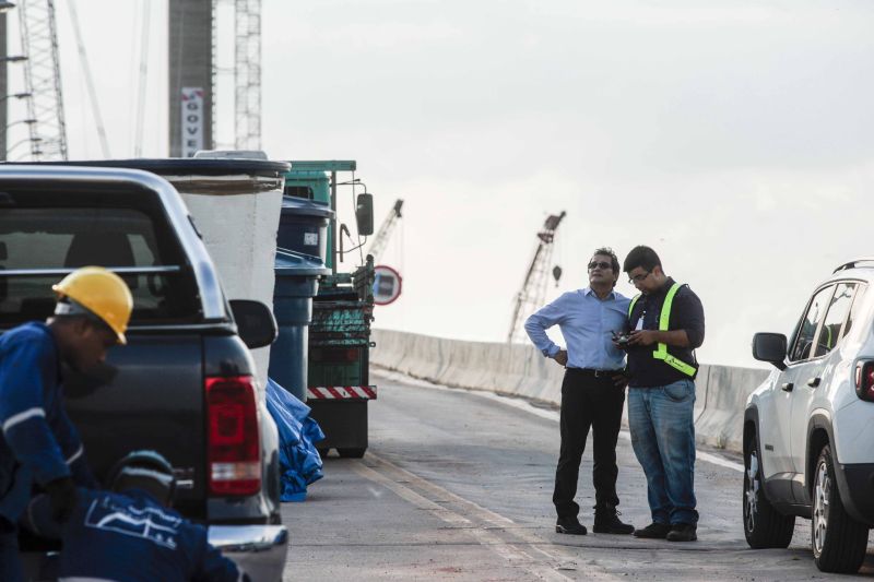 O governador Helder Barbalho visitou nesta sexta-feira (29) as obras de reabilitação dos 268 metros do vão central da ponte Rio Moju, no Complexo da Alça Viária (Região Metropolitana de Belém), e recebeu a informação da construtora responsável pelo serviço que a  ligação da ponte será feita no próximo dia 23 de dezembro, antevéspera do Natal. <div class='credito_fotos'>Foto: Pedro Guerreiro / Ag. Pará   |   <a href='/midias/2019/originais/5708_ca8f9dda-4c8b-2759-133b-757452f68185.jpg' download><i class='fa-solid fa-download'></i> Download</a></div>