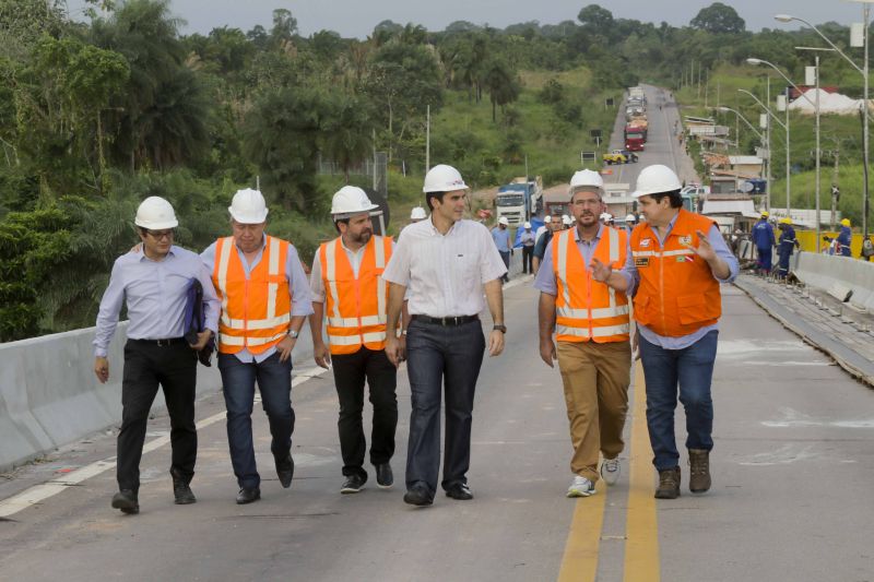 O governador Helder Barbalho visitou nesta sexta-feira (29) as obras de reabilitação dos 268 metros do vão central da ponte Rio Moju, no Complexo da Alça Viária (Região Metropolitana de Belém), e recebeu a informação da construtora responsável pelo serviço que a  ligação da ponte será feita no próximo dia 23 de dezembro, antevéspera do Natal. <div class='credito_fotos'>Foto: Pedro Guerreiro / Ag. Pará   |   <a href='/midias/2019/originais/5708_caa2892c-f5e8-cde3-4156-45d70e9cb0f2.jpg' download><i class='fa-solid fa-download'></i> Download</a></div>