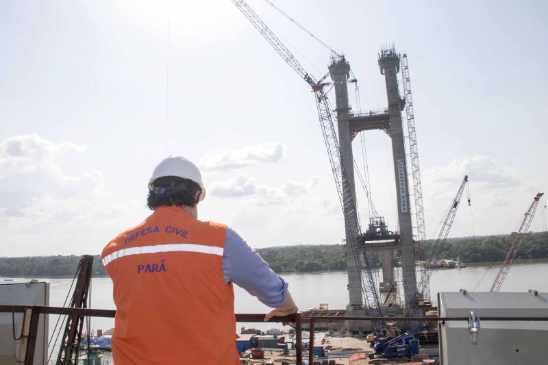 O governador Helder Barbalho visitou nesta sexta-feira (29) as obras de reabilitação dos 268 metros do vão central da ponte Rio Moju, no Complexo da Alça Viária (Região Metropolitana de Belém), e recebeu a informação da construtora responsável pelo serviço que a  ligação da ponte será feita no próximo dia 23 de dezembro, antevéspera do Natal. <div class='credito_fotos'>Foto: Pedro Guerreiro / Ag. Pará   |   <a href='/midias/2019/originais/5708_cb25cea7-c9bd-c8ce-4fde-a7f3232c9ac7.jpg' download><i class='fa-solid fa-download'></i> Download</a></div>