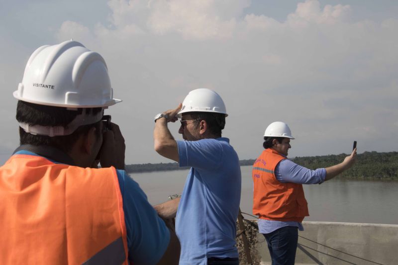 O governador Helder Barbalho visitou nesta sexta-feira (29) as obras de reabilitação dos 268 metros do vão central da ponte Rio Moju, no Complexo da Alça Viária (Região Metropolitana de Belém), e recebeu a informação da construtora responsável pelo serviço que a  ligação da ponte será feita no próximo dia 23 de dezembro, antevéspera do Natal. <div class='credito_fotos'>Foto: Pedro Guerreiro / Ag. Pará   |   <a href='/midias/2019/originais/5708_cd9c3ad3-e139-72ed-7c7f-2e10fe660572.jpg' download><i class='fa-solid fa-download'></i> Download</a></div>