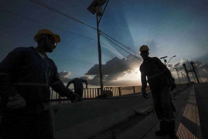 O governador Helder Barbalho visitou nesta sexta-feira (29) as obras de reabilitação dos 268 metros do vão central da ponte Rio Moju, no Complexo da Alça Viária (Região Metropolitana de Belém), e recebeu a informação da construtora responsável pelo serviço que a  ligação da ponte será feita no próximo dia 23 de dezembro, antevéspera do Natal. <div class='credito_fotos'>Foto: Pedro Guerreiro / Ag. Pará   |   <a href='/midias/2019/originais/5708_dbd251b5-38dd-bd76-9b6f-dce2d8bb81d9.jpg' download><i class='fa-solid fa-download'></i> Download</a></div>