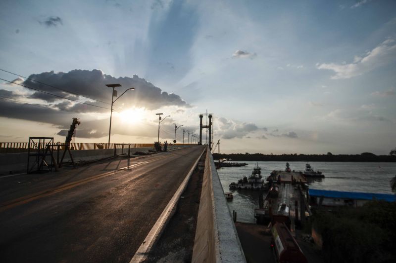 O governador Helder Barbalho visitou nesta sexta-feira (29) as obras de reabilitação dos 268 metros do vão central da ponte Rio Moju, no Complexo da Alça Viária (Região Metropolitana de Belém), e recebeu a informação da construtora responsável pelo serviço que a  ligação da ponte será feita no próximo dia 23 de dezembro, antevéspera do Natal. <div class='credito_fotos'>Foto: Pedro Guerreiro / Ag. Pará   |   <a href='/midias/2019/originais/5708_de969c88-5780-e0e4-cf99-7f32551cd565.jpg' download><i class='fa-solid fa-download'></i> Download</a></div>