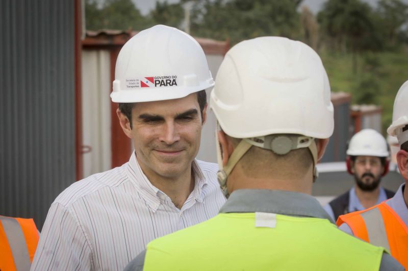 O governador Helder Barbalho visitou nesta sexta-feira (29) as obras de reabilitação dos 268 metros do vão central da ponte Rio Moju, no Complexo da Alça Viária (Região Metropolitana de Belém), e recebeu a informação da construtora responsável pelo serviço que a  ligação da ponte será feita no próximo dia 23 de dezembro, antevéspera do Natal. <div class='credito_fotos'>Foto: Pedro Guerreiro / Ag. Pará   |   <a href='/midias/2019/originais/5708_df9436af-41b6-179c-2237-7bdfed4fa16c.jpg' download><i class='fa-solid fa-download'></i> Download</a></div>