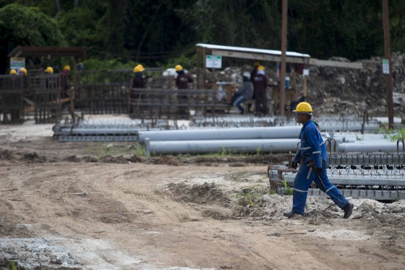 O governador Helder Barbalho visitou nesta sexta-feira (29) as obras de reabilitação dos 268 metros do vão central da ponte Rio Moju, no Complexo da Alça Viária (Região Metropolitana de Belém), e recebeu a informação da construtora responsável pelo serviço que a  ligação da ponte será feita no próximo dia 23 de dezembro, antevéspera do Natal. <div class='credito_fotos'>Foto: Pedro Guerreiro / Ag. Pará   |   <a href='/midias/2019/originais/5708_e89b6ce4-b331-f203-e4f9-0470f4605518.jpg' download><i class='fa-solid fa-download'></i> Download</a></div>