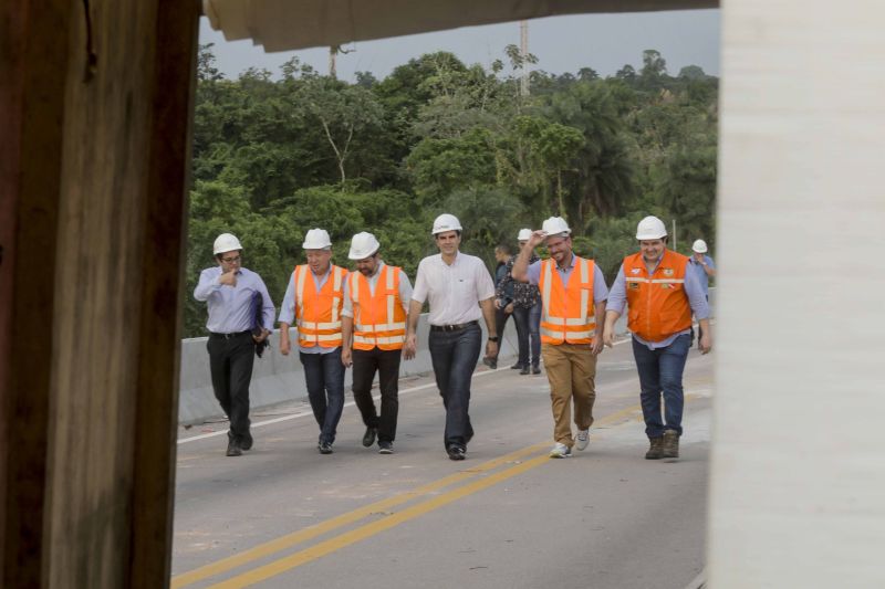 O governador Helder Barbalho visitou nesta sexta-feira (29) as obras de reabilitação dos 268 metros do vão central da ponte Rio Moju, no Complexo da Alça Viária (Região Metropolitana de Belém), e recebeu a informação da construtora responsável pelo serviço que a  ligação da ponte será feita no próximo dia 23 de dezembro, antevéspera do Natal. <div class='credito_fotos'>Foto: Pedro Guerreiro / Ag. Pará   |   <a href='/midias/2019/originais/5708_eb8fdb0b-b45b-24e9-1449-e02e71f7d92b.jpg' download><i class='fa-solid fa-download'></i> Download</a></div>