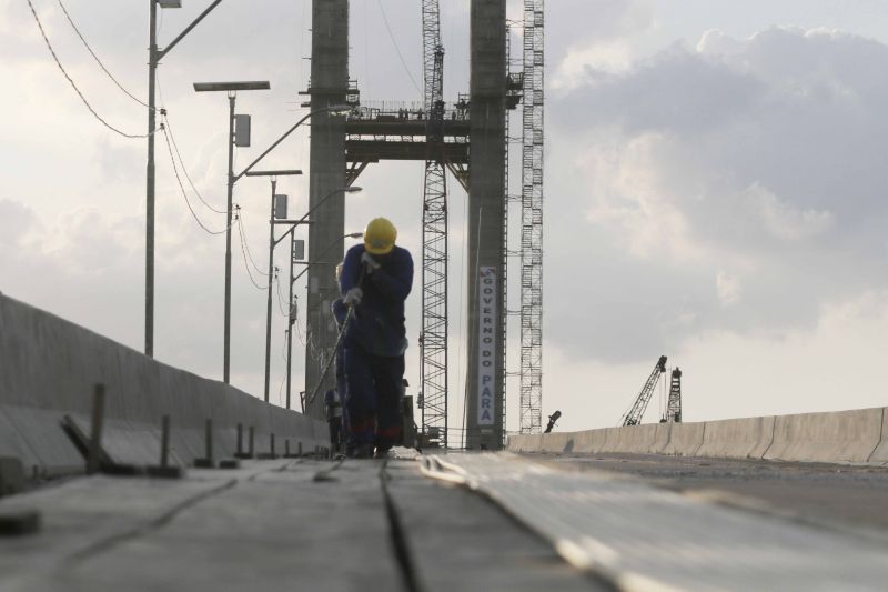 O governador Helder Barbalho visitou nesta sexta-feira (29) as obras de reabilitação dos 268 metros do vão central da ponte Rio Moju, no Complexo da Alça Viária (Região Metropolitana de Belém), e recebeu a informação da construtora responsável pelo serviço que a  ligação da ponte será feita no próximo dia 23 de dezembro, antevéspera do Natal. <div class='credito_fotos'>Foto: Pedro Guerreiro / Ag. Pará   |   <a href='/midias/2019/originais/5708_ee116ec3-ec10-8ce9-9ff8-fbd2537a6cef.jpg' download><i class='fa-solid fa-download'></i> Download</a></div>