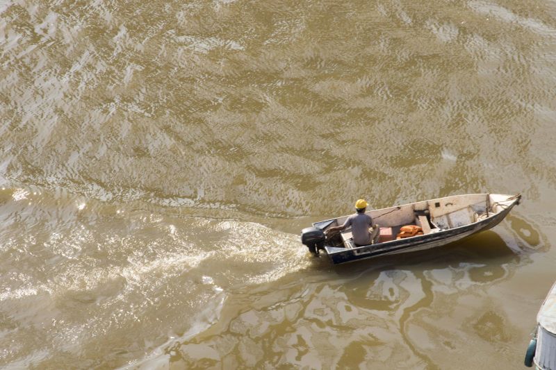 O governador Helder Barbalho visitou nesta sexta-feira (29) as obras de reabilitação dos 268 metros do vão central da ponte Rio Moju, no Complexo da Alça Viária (Região Metropolitana de Belém), e recebeu a informação da construtora responsável pelo serviço que a  ligação da ponte será feita no próximo dia 23 de dezembro, antevéspera do Natal. <div class='credito_fotos'>Foto: Pedro Guerreiro / Ag. Pará   |   <a href='/midias/2019/originais/5708_f253428e-415e-b4dd-31be-24b4dac2bdc2.jpg' download><i class='fa-solid fa-download'></i> Download</a></div>