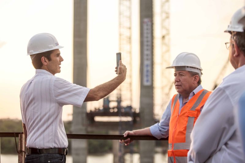O governador Helder Barbalho visitou nesta sexta-feira (29) as obras de reabilitação dos 268 metros do vão central da ponte Rio Moju, no Complexo da Alça Viária (Região Metropolitana de Belém), e recebeu a informação da construtora responsável pelo serviço que a  ligação da ponte será feita no próximo dia 23 de dezembro, antevéspera do Natal. <div class='credito_fotos'>Foto: Pedro Guerreiro / Ag. Pará   |   <a href='/midias/2019/originais/5708_f335af5e-625f-cdbd-2093-eb275b837176.jpg' download><i class='fa-solid fa-download'></i> Download</a></div>