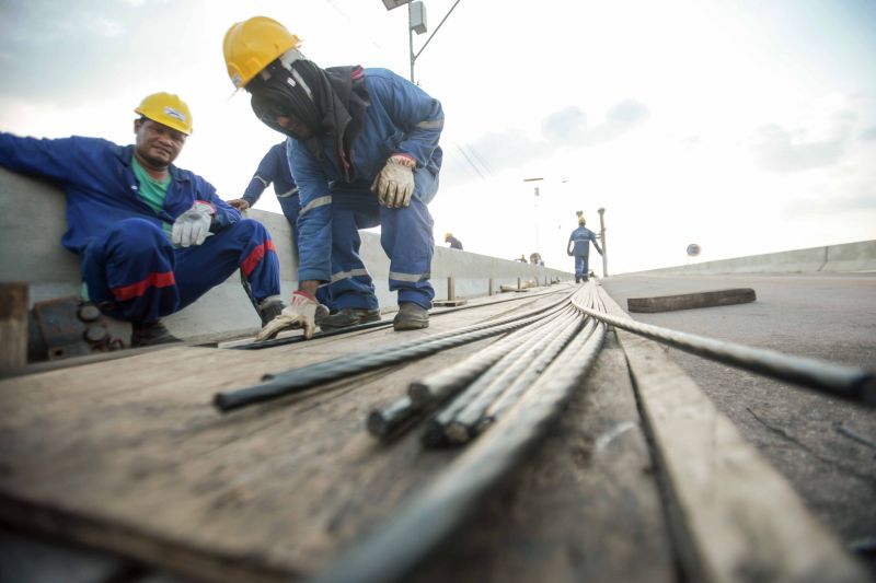 O governador Helder Barbalho visitou nesta sexta-feira (29) as obras de reabilitação dos 268 metros do vão central da ponte Rio Moju, no Complexo da Alça Viária (Região Metropolitana de Belém), e recebeu a informação da construtora responsável pelo serviço que a  ligação da ponte será feita no próximo dia 23 de dezembro, antevéspera do Natal. <div class='credito_fotos'>Foto: Pedro Guerreiro / Ag. Pará   |   <a href='/midias/2019/originais/5708_f60439c3-db8b-522f-053b-2539528518f8.jpg' download><i class='fa-solid fa-download'></i> Download</a></div>