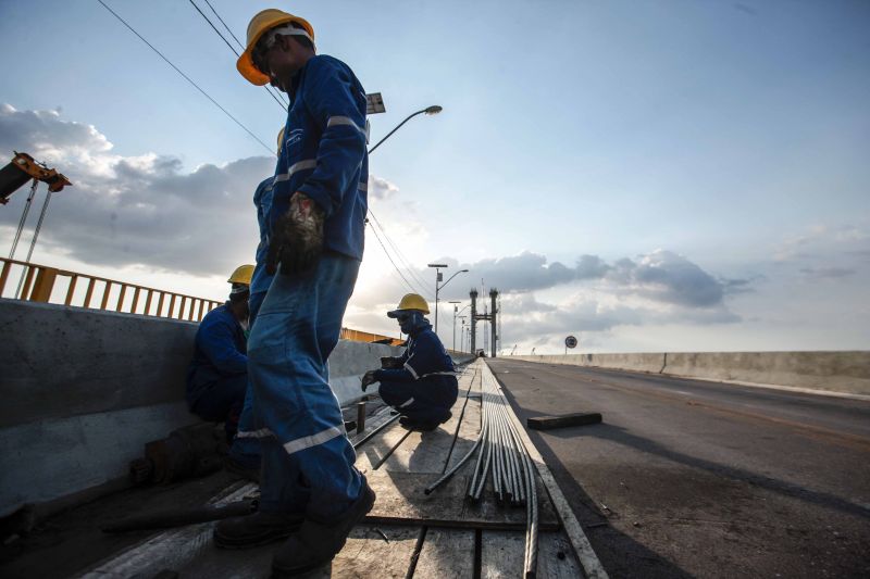 O governador Helder Barbalho visitou nesta sexta-feira (29) as obras de reabilitação dos 268 metros do vão central da ponte Rio Moju, no Complexo da Alça Viária (Região Metropolitana de Belém), e recebeu a informação da construtora responsável pelo serviço que a  ligação da ponte será feita no próximo dia 23 de dezembro, antevéspera do Natal. <div class='credito_fotos'>Foto: Pedro Guerreiro / Ag. Pará   |   <a href='/midias/2019/originais/5708_ff5b7db2-9f3f-04a9-e79d-0c3079cd4780.jpg' download><i class='fa-solid fa-download'></i> Download</a></div>