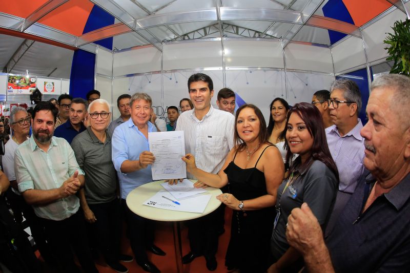 Para fomentar a economia, o turismo e a cultura do município de Moju e de toda a região do Baixo Tocantins, a Feira Agrocultural promove uma extensa programação, com exposições de produtos agrícolas e de artesanato, venda de comidas típicas, prestação de serviços à comunidade, apresentação de alunos de escolas municipais e estaduais, shows de artistas locais e nacionais e concurso de beleza. O governador do Pará, Helder Barbalho, foi ao evento na noite desta sexta-feira (29) conhecer o trabalho de agricultores e empreendedores de Moju e outros municípios da região. <div class='credito_fotos'>Foto: Marco Santos / Ag. Pará   |   <a href='/midias/2019/originais/5709_04a02bfb-86bc-c2ab-7d9c-d17bed1b7424.jpg' download><i class='fa-solid fa-download'></i> Download</a></div>