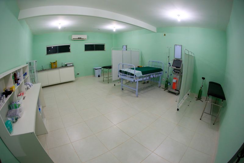 Para fomentar a economia, o turismo e a cultura do município de Moju e de toda a região do Baixo Tocantins, a Feira Agrocultural promove uma extensa programação, com exposições de produtos agrícolas e de artesanato, venda de comidas típicas, prestação de serviços à comunidade, apresentação de alunos de escolas municipais e estaduais, shows de artistas locais e nacionais e concurso de beleza. O governador do Pará, Helder Barbalho, foi ao evento na noite desta sexta-feira (29) conhecer o trabalho de agricultores e empreendedores de Moju e outros municípios da região. <div class='credito_fotos'>Foto: Marco Santos / Ag. Pará   |   <a href='/midias/2019/originais/5709_091d4c79-2513-d7e1-190f-b6cc15e48bbf.jpg' download><i class='fa-solid fa-download'></i> Download</a></div>