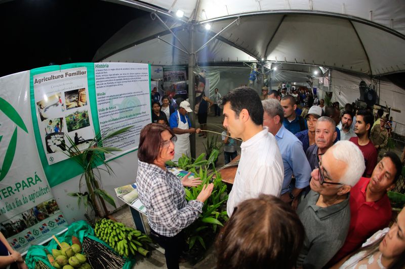 Para fomentar a economia, o turismo e a cultura do município de Moju e de toda a região do Baixo Tocantins, a Feira Agrocultural promove uma extensa programação, com exposições de produtos agrícolas e de artesanato, venda de comidas típicas, prestação de serviços à comunidade, apresentação de alunos de escolas municipais e estaduais, shows de artistas locais e nacionais e concurso de beleza. O governador do Pará, Helder Barbalho, foi ao evento na noite desta sexta-feira (29) conhecer o trabalho de agricultores e empreendedores de Moju e outros municípios da região. <div class='credito_fotos'>Foto: Marco Santos / Ag. Pará   |   <a href='/midias/2019/originais/5709_0b892a4d-7bc4-bf07-31c3-e74eab1dee81.jpg' download><i class='fa-solid fa-download'></i> Download</a></div>