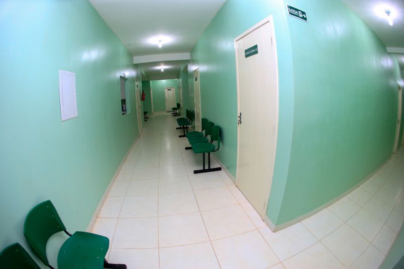 Para fomentar a economia, o turismo e a cultura do município de Moju e de toda a região do Baixo Tocantins, a Feira Agrocultural promove uma extensa programação, com exposições de produtos agrícolas e de artesanato, venda de comidas típicas, prestação de serviços à comunidade, apresentação de alunos de escolas municipais e estaduais, shows de artistas locais e nacionais e concurso de beleza. O governador do Pará, Helder Barbalho, foi ao evento na noite desta sexta-feira (29) conhecer o trabalho de agricultores e empreendedores de Moju e outros municípios da região. <div class='credito_fotos'>Foto: Marco Santos / Ag. Pará   |   <a href='/midias/2019/originais/5709_0c259a2e-bab6-b3f3-9590-5f3105adb539.jpg' download><i class='fa-solid fa-download'></i> Download</a></div>