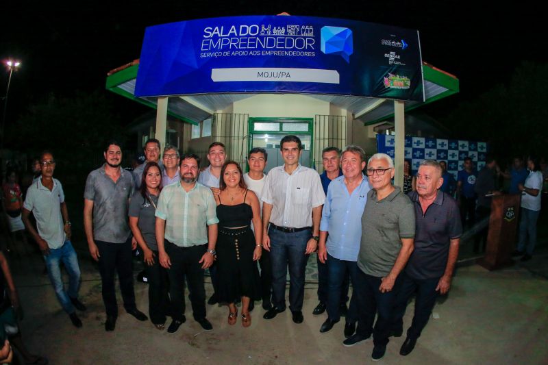 Para fomentar a economia, o turismo e a cultura do município de Moju e de toda a região do Baixo Tocantins, a Feira Agrocultural promove uma extensa programação, com exposições de produtos agrícolas e de artesanato, venda de comidas típicas, prestação de serviços à comunidade, apresentação de alunos de escolas municipais e estaduais, shows de artistas locais e nacionais e concurso de beleza. O governador do Pará, Helder Barbalho, foi ao evento na noite desta sexta-feira (29) conhecer o trabalho de agricultores e empreendedores de Moju e outros municípios da região. <div class='credito_fotos'>Foto: Marco Santos / Ag. Pará   |   <a href='/midias/2019/originais/5709_177fcaf6-8744-4dd5-8956-c84a5a6f2dc0.jpg' download><i class='fa-solid fa-download'></i> Download</a></div>