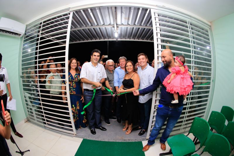 Para fomentar a economia, o turismo e a cultura do município de Moju e de toda a região do Baixo Tocantins, a Feira Agrocultural promove uma extensa programação, com exposições de produtos agrícolas e de artesanato, venda de comidas típicas, prestação de serviços à comunidade, apresentação de alunos de escolas municipais e estaduais, shows de artistas locais e nacionais e concurso de beleza. O governador do Pará, Helder Barbalho, foi ao evento na noite desta sexta-feira (29) conhecer o trabalho de agricultores e empreendedores de Moju e outros municípios da região. <div class='credito_fotos'>Foto: Marco Santos / Ag. Pará   |   <a href='/midias/2019/originais/5709_21d2145a-03d1-d71a-0a8c-a31a6314921a.jpg' download><i class='fa-solid fa-download'></i> Download</a></div>