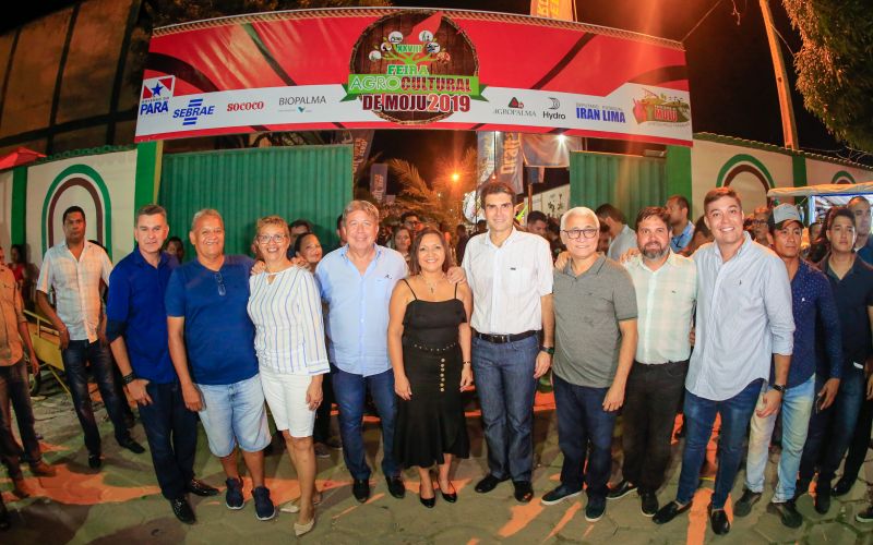 Para fomentar a economia, o turismo e a cultura do município de Moju e de toda a região do Baixo Tocantins, a Feira Agrocultural promove uma extensa programação, com exposições de produtos agrícolas e de artesanato, venda de comidas típicas, prestação de serviços à comunidade, apresentação de alunos de escolas municipais e estaduais, shows de artistas locais e nacionais e concurso de beleza. O governador do Pará, Helder Barbalho, foi ao evento na noite desta sexta-feira (29) conhecer o trabalho de agricultores e empreendedores de Moju e outros municípios da região. <div class='credito_fotos'>Foto: Marco Santos / Ag. Pará   |   <a href='/midias/2019/originais/5709_355d6e99-731a-ff1a-0322-003f5a45502c.jpg' download><i class='fa-solid fa-download'></i> Download</a></div>