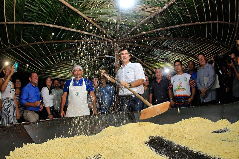 Para fomentar a economia, o turismo e a cultura do município de Moju e de toda a região do Baixo Tocantins, a Feira Agrocultural promove uma extensa programação, com exposições de produtos agrícolas e de artesanato, venda de comidas típicas, prestação de serviços à comunidade, apresentação de alunos de escolas municipais e estaduais, shows de artistas locais e nacionais e concurso de beleza. O governador do Pará, Helder Barbalho, foi ao evento na noite desta sexta-feira (29) conhecer o trabalho de agricultores e empreendedores de Moju e outros municípios da região. <div class='credito_fotos'>Foto: Marco Santos / Ag. Pará   |   <a href='/midias/2019/originais/5709_3efb6615-100e-d2d3-99bc-f130bc50d66c.jpg' download><i class='fa-solid fa-download'></i> Download</a></div>